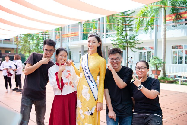 Tân Hoa hậu Lương Thùy Linh diện áo dài nền nã, đẹp rạng ngời trong ngày về thăm trường cũ - Ảnh 6. Tân Hoa hậu Lương Thùy Linh diện áo dài nền nã, đẹp rạng ngời trong ngày về thăm trường cũ - Ảnh 6.