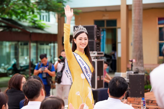 Tân Hoa hậu Lương Thùy Linh diện áo dài nền nã, đẹp rạng ngời trong ngày về thăm trường cũ - Ảnh 2. Tân Hoa hậu Lương Thùy Linh diện áo dài nền nã, đẹp rạng ngời trong ngày về thăm trường cũ - Ảnh 2.