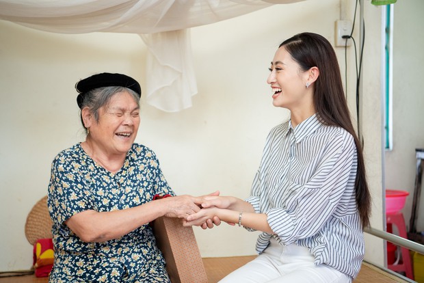 Tân Hoa hậu Lương Thùy Linh diện áo dài nền nã, đẹp rạng ngời trong ngày về thăm trường cũ - Ảnh 11. Tân Hoa hậu Lương Thùy Linh diện áo dài nền nã, đẹp rạng ngời trong ngày về thăm trường cũ - Ảnh 11.