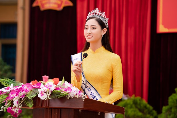 Tân Hoa hậu Lương Thùy Linh diện áo dài nền nã, đẹp rạng ngời trong ngày về thăm trường cũ - Ảnh 5. Tân Hoa hậu Lương Thùy Linh diện áo dài nền nã, đẹp rạng ngời trong ngày về thăm trường cũ - Ảnh 5.