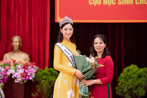 Tân Hoa hậu Lương Thùy Linh diện áo dài nền nã, đẹp rạng ngời trong ngày về thăm trường cũ - Ảnh 4. Tân Hoa hậu Lương Thùy Linh diện áo dài nền nã, đẹp rạng ngời trong ngày về thăm trường cũ - Ảnh 4.