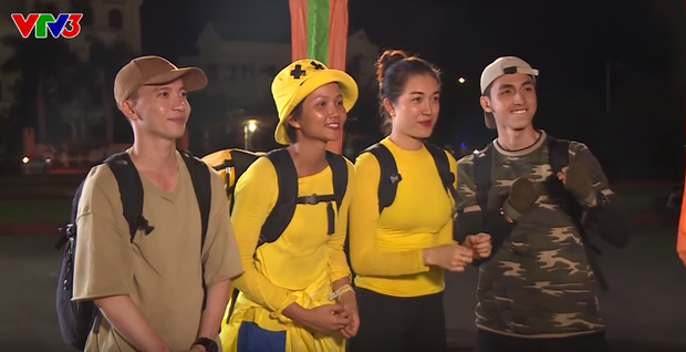 Cuộc đua kỳ thú hay Vòng tay bè bạn mà các đội cùng dìu nhau vượt qua thử thách thế này? - Ảnh 1. Cuộc đua kỳ thú hay Vòng tay bè bạn mà các đội cùng dìu nhau vượt qua thử thách thế này? - Ảnh 1.