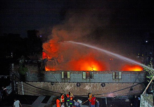Hỏa hoạn thiêu rụi khu nhà ổ chuột ở Bangladesh, 10.000 người lâm vào cảnh màn trời chiếu đất - Ảnh 1.