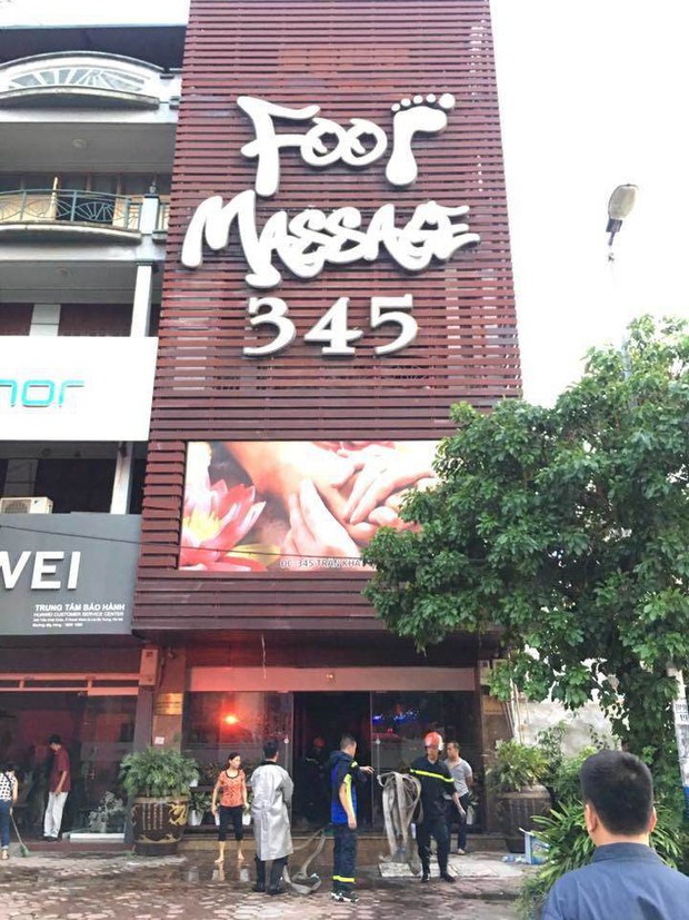 Hà Nội: Cháy quán massage, khách hốt hoảng tháo chạy - 1nh 1. Hà Nội: Cháy quán massage, khách hốt hoảng tháo chạy - 1nh 1.
