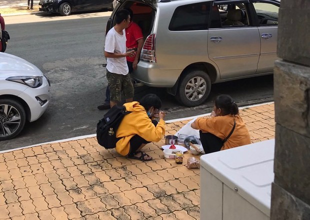 Xúc động cảnh ông nội dúi từng đồng tiền lẻ vào tay cháu, con gái ngủ gục trên lưng bố trên chuyến xe ngày nhập học - Ảnh 2.