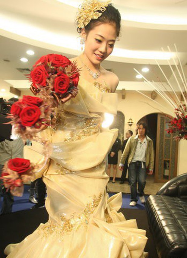 Ngỡ váy cưới 7 tỷ của Angela Baby đã phá đảo showbiz, nào ngờ vẫn thua xa đầm bằng vàng của mỹ nhân làng thể thao - Ảnh 8. Ngỡ váy cưới 7 tỷ của Angela Baby đã phá đảo showbiz, nào ngờ vẫn thua xa đầm bằng vàng của mỹ nhân làng thể thao - Ảnh 8.