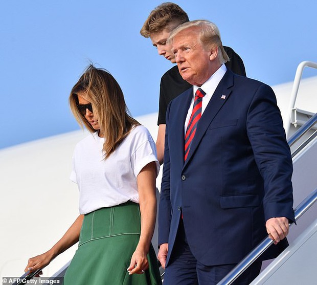 Tổng thống Trump nắm tay vợ đầy tình cảm sau kì nghỉ hè nhưng cậu út Barron lại chiếm spotlight với ngoại hình khác lạ - Ảnh 1.