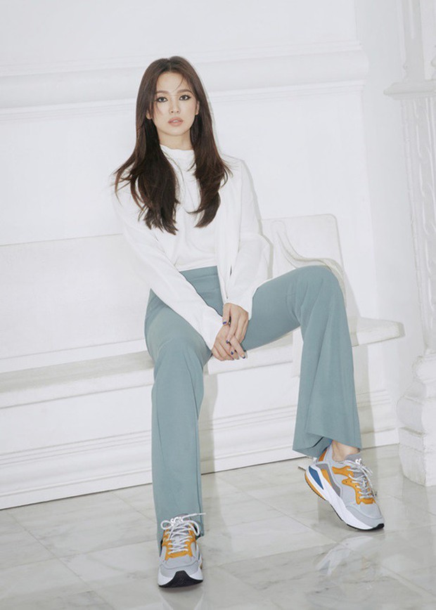 Song Hye Kyo lần đầu tung bộ ảnh hậu ly hôn: Quyền lực, lột xác cá tính lạ thường nhưng lại bất ngờ bị netizen chê - Ảnh 3. Song Hye Kyo lần đầu tung bộ ảnh hậu ly hôn: Quyền lực, lột xác cá tính lạ thường nhưng lại bất ngờ bị netizen chê - Ảnh 3.
