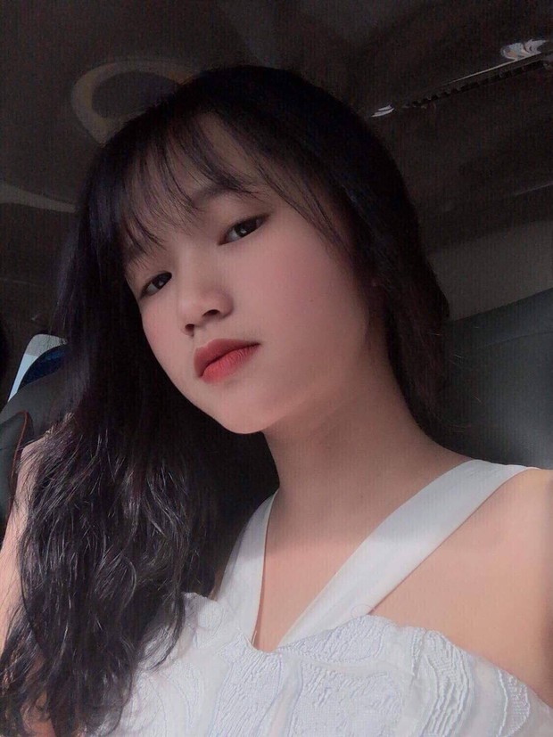 Ngủ gật trong lễ khai giảng, nữ sinh gây sốt vì vẻ ngoài xinh xắn nhưng vẫn bị chê diễn, làm màu - Ảnh 2. Ngủ gật trong lễ khai giảng, nữ sinh gây sốt vì vẻ ngoài xinh xắn nhưng vẫn bị chê diễn, làm màu - Ảnh 2.