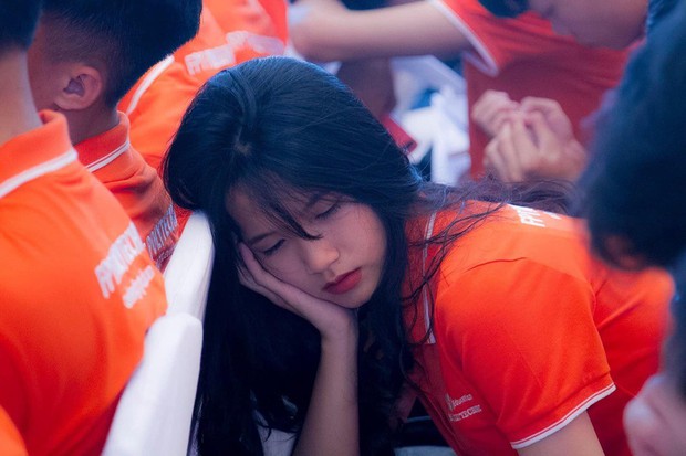 Ngủ gật trong lễ khai giảng, nữ sinh gây sốt vì vẻ ngoài xinh xắn nhưng vẫn bị chê diễn, làm màu - Ảnh 1. Ngủ gật trong lễ khai giảng, nữ sinh gây sốt vì vẻ ngoài xinh xắn nhưng vẫn bị chê diễn, làm màu - Ảnh 1.