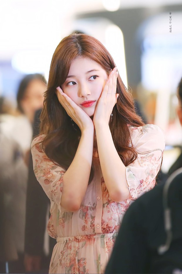 Đạt 2 triệu like, ảnh Suzy bước đi giữa dàn vệ sĩ bỗng thành hiện tượng: Khí chất nữ thần nhường này bảo sao gây bão? - Ảnh 4. Đạt 2 triệu like, ảnh Suzy bước đi giữa dàn vệ sĩ bỗng thành hiện tượng: Khí chất nữ thần nhường này bảo sao gây bão? - Ảnh 4.