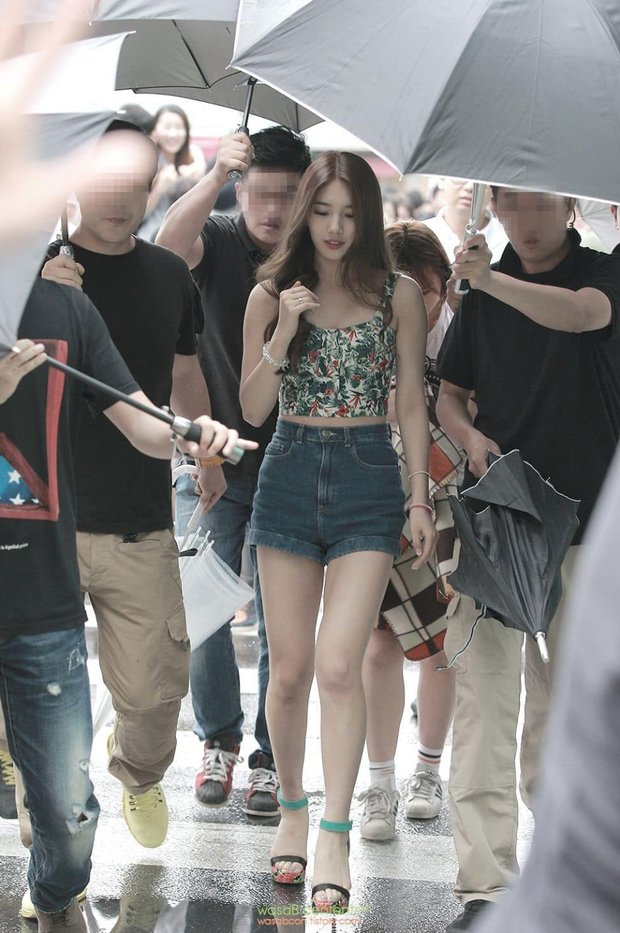 Đạt 2 triệu like, ảnh Suzy bước đi giữa dàn vệ sĩ bỗng thành hiện tượng: Khí chất nữ thần nhường này bảo sao gây bão? - Ảnh 2. Đạt 2 triệu like, ảnh Suzy bước đi giữa dàn vệ sĩ bỗng thành hiện tượng: Khí chất nữ thần nhường này bảo sao gây bão? - Ảnh 2.