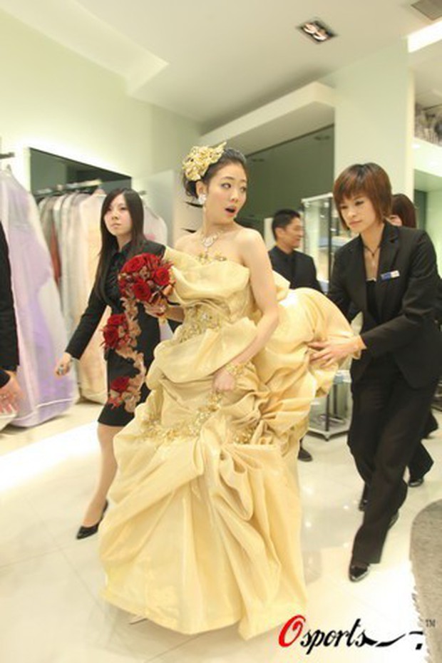 Ngỡ váy cưới 7 tỷ của Angela Baby đã phá đảo showbiz, nào ngờ vẫn thua xa đầm bằng vàng của mỹ nhân làng thể thao - Ảnh 5. Ngỡ váy cưới 7 tỷ của Angela Baby đã phá đảo showbiz, nào ngờ vẫn thua xa đầm bằng vàng của mỹ nhân làng thể thao - Ảnh 5.
