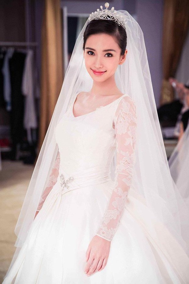 Ngỡ váy cưới 7 tỷ của Angela Baby đã phá đảo showbiz, nào ngờ vẫn thua xa đầm bằng vàng của mỹ nhân làng thể thao - Ảnh 4. Ngỡ váy cưới 7 tỷ của Angela Baby đã phá đảo showbiz, nào ngờ vẫn thua xa đầm bằng vàng của mỹ nhân làng thể thao - Ảnh 4.