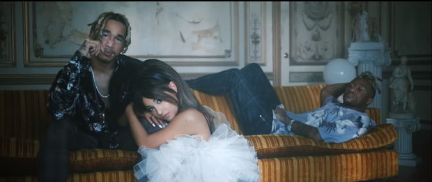 Ariana Grande dùng cung xiên thẳng người thứ ba trong MV Boyfriend vừa ra mắt - Ảnh 2.