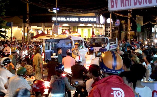 Xe buýt gây tai nạn thương tâm trước cửa hàng tiện lợi - Ảnh 2.
