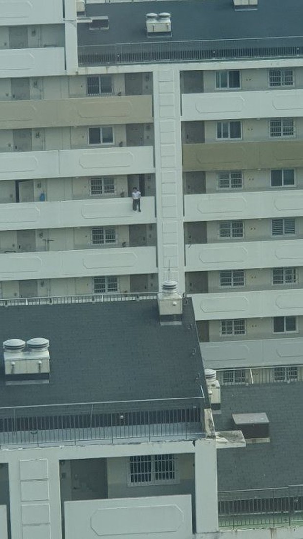 Bức ảnh chụp khoảnh khắc nam thanh niên nhảy lầu tự tử khiến dân mạng Hàn Quốc đứng tim nhưng sự thật hóa ra rất bất ngờ - Ảnh 2.