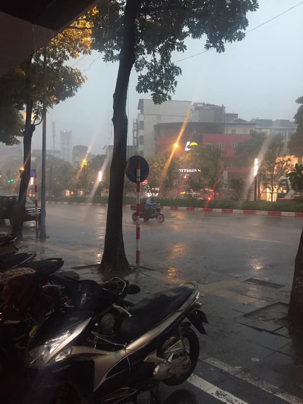 Giữa ban ngày mà Hà Nội bỗng tối đen như mực, người dân phải bật đèn di chuyển trên đường - Ảnh 9. Giữa ban ngày mà Hà Nội bỗng tối đen như mực, người dân phải bật đèn di chuyển trên đường - Ảnh 9.