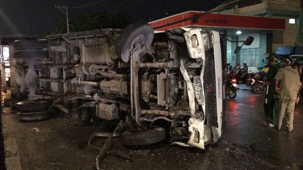 TP. HCM: Xe tải lật ngang đường đè nát xe máy, nam thanh niên phản xạ xuất thần thoát chết trong gang tấc - Ảnh 2.