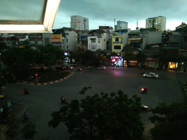Giữa ban ngày mà Hà Nội bỗng tối đen như mực, người dân phải bật đèn di chuyển trên đường - Ảnh 2. Giữa ban ngày mà Hà Nội bỗng tối đen như mực, người dân phải bật đèn di chuyển trên đường - Ảnh 2.