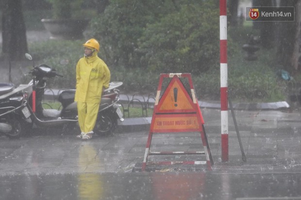 Giữa ban ngày mà Hà Nội bỗng tối đen như mực, người dân phải bật đèn di chuyển trên đường - Ảnh 27.