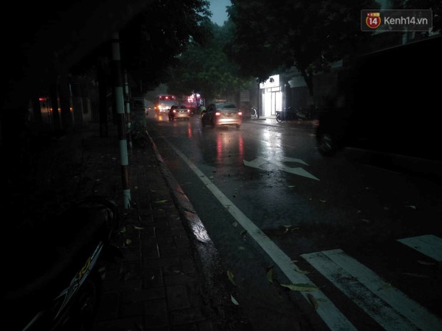 Giữa ban ngày mà Hà Nội bỗng tối đen như mực, người dân phải bật đèn di chuyển trên đường - Ảnh 8. Giữa ban ngày mà Hà Nội bỗng tối đen như mực, người dân phải bật đèn di chuyển trên đường - Ảnh 8.