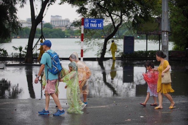 Giữa ban ngày mà Hà Nội bỗng tối đen như mực, người dân phải bật đèn di chuyển trên đường - Ảnh 28. Giữa ban ngày mà Hà Nội bỗng tối đen như mực, người dân phải bật đèn di chuyển trên đường - Ảnh 28.