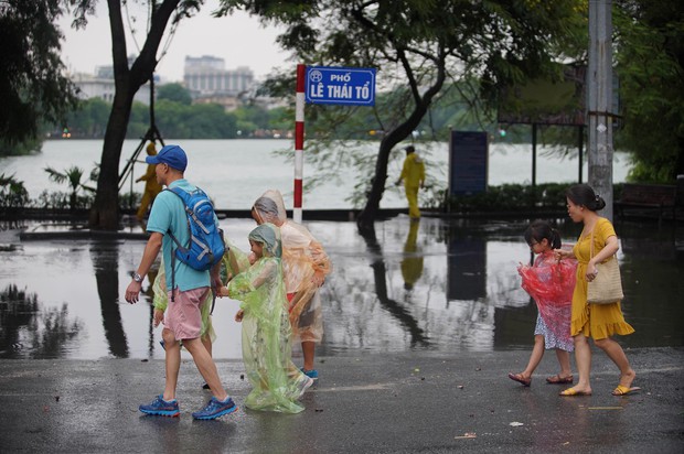 Giữa ban ngày mà Hà Nội bỗng tối đen như mực, người dân phải bật đèn di chuyển trên đường - Ảnh 28.