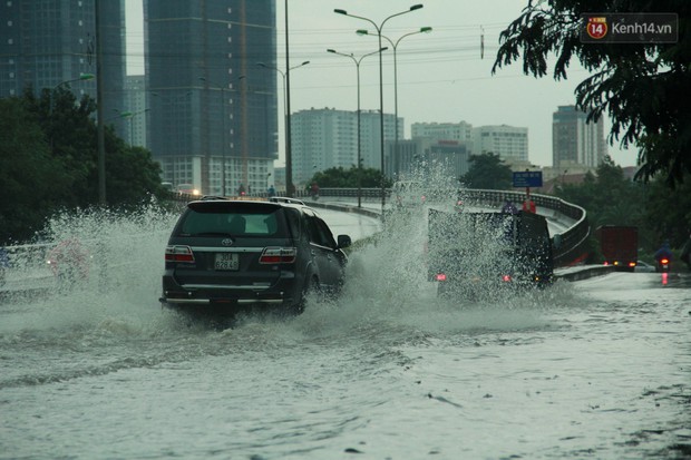 Giữa ban ngày mà Hà Nội bỗng tối đen như mực, người dân phải bật đèn di chuyển trên đường - Ảnh 33.