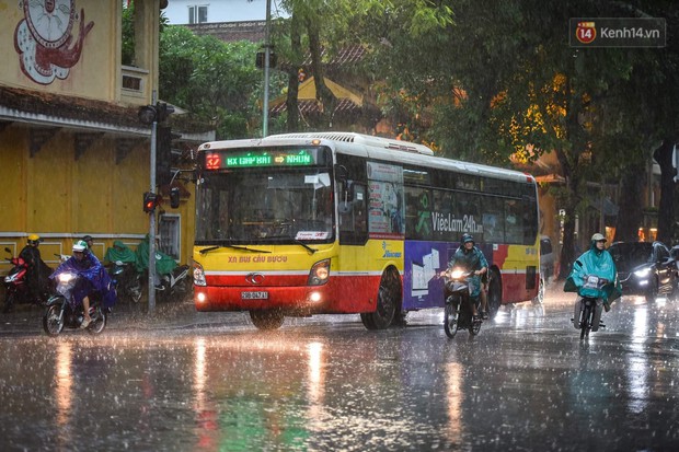 Giữa ban ngày mà Hà Nội bỗng tối đen như mực, người dân phải bật đèn di chuyển trên đường - Ảnh 17.