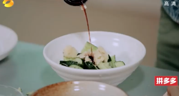 Hot boy đa tài Vương Nhất Bác chỉ làm mỗi món salad thôi mà cũng khiến người ta phải bàn tán xôn xao - Ảnh 4.