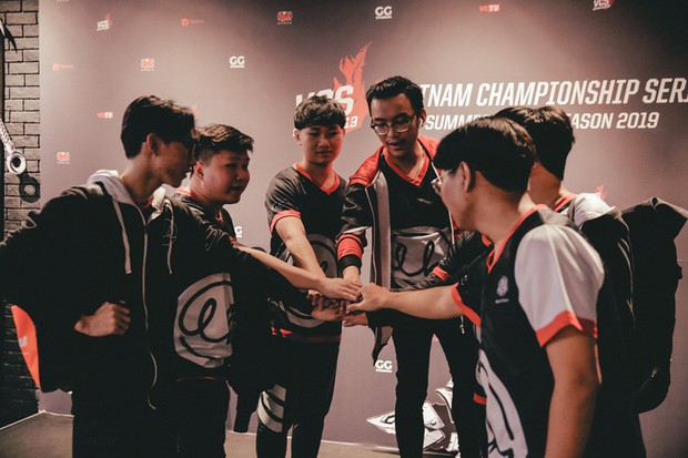 Lowkey Esports - Gánh xiếc cũng được nhưng hãy tấu hài trong niềm vui chiến thắng - Ảnh 1. Lowkey Esports - Gánh xiếc cũng được nhưng hãy tấu hài trong niềm vui chiến thắng - Ảnh 1.