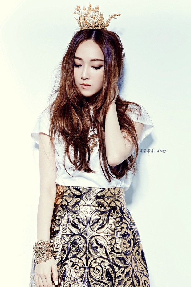 Người cô độc nhất SM chính là Krystal: chị gái Jessica, thành viên f(x) đều rời công ty; phải chứng kiến người anh Jonghyun và bạn thân Sulli ra đi mãi mãi - Ảnh 2. Người cô độc nhất SM chính là Krystal: chị gái Jessica, thành viên f(x) đều rời công ty; phải chứng kiến người anh Jonghyun và bạn thân Sulli ra đi mãi mãi - Ảnh 2.