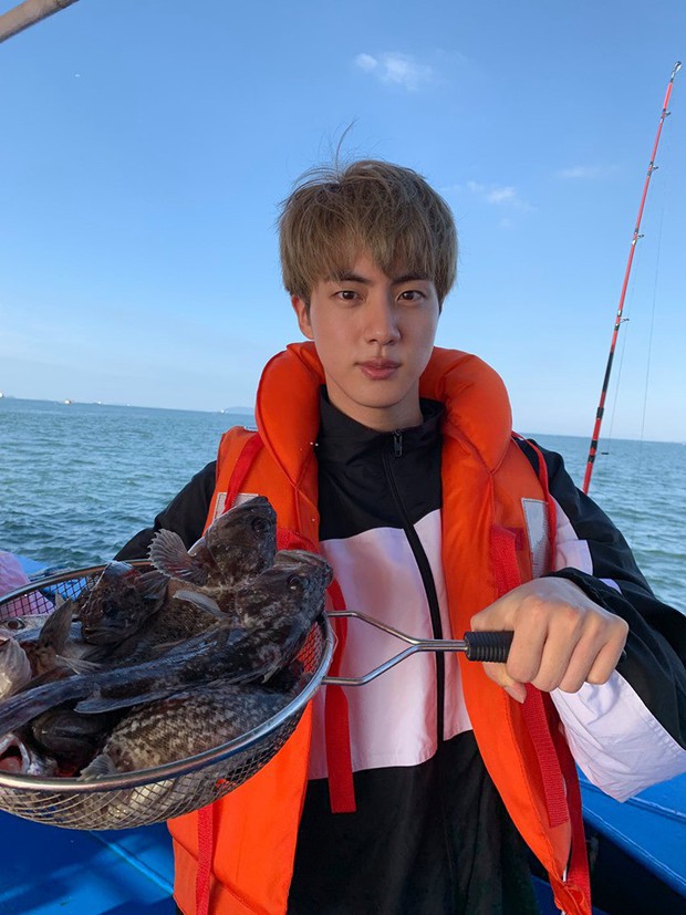 Đã lâu rồi fan mới thấy BTS có kỳ nghỉ “healthy và balance” đến vậy, bất ngờ nhất là phát hiện ra năng khiếu mới của Jin - Ảnh 9. Đã lâu rồi fan mới thấy BTS có kỳ nghỉ “healthy và balance” đến vậy, bất ngờ nhất là phát hiện ra năng khiếu mới của Jin - Ảnh 9.