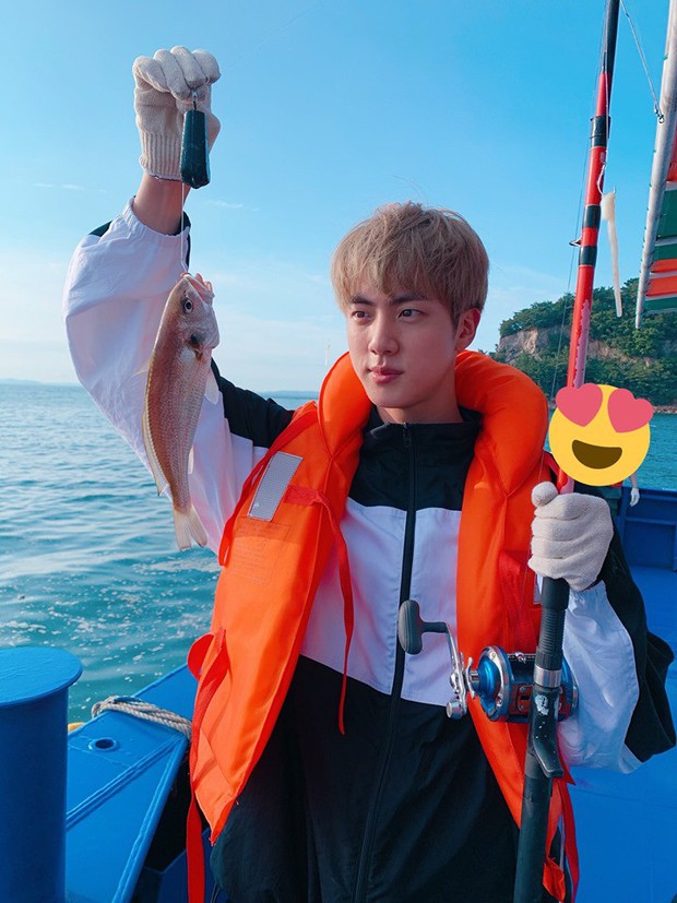 Đã lâu rồi fan mới thấy BTS có kỳ nghỉ “healthy và balance” đến vậy, bất ngờ nhất là phát hiện ra năng khiếu mới của Jin - Ảnh 8. Đã lâu rồi fan mới thấy BTS có kỳ nghỉ “healthy và balance” đến vậy, bất ngờ nhất là phát hiện ra năng khiếu mới của Jin - Ảnh 8.
