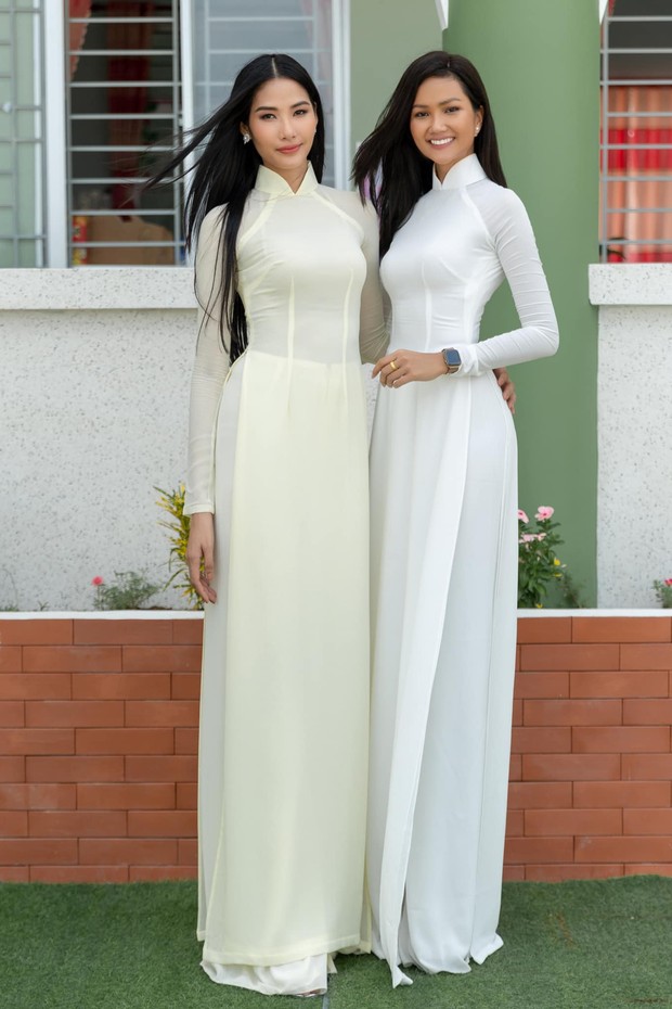 Hoàng Thùy diện áo dài trắng ngà cạnh HHen Niê với áo dài trắng tinh: đi trao học bổng mà ngỡ đang quảng cáo bột giặt - Ảnh 3.