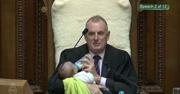 Người đàn ông của năm: Chủ tịch Hạ viện New Zealand vừa phát biểu, vừa ru ngủ em bé sơ sinh, danh tính đứa trẻ mới là điều bất ngờ - Ảnh 2.