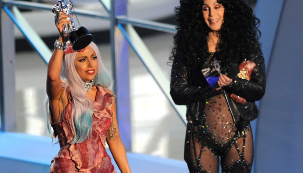 VMAs chính là lễ trao giải điên rồ nhất thế giới: Nụ hôn đồng tính của Britney, ca sĩ mặc váy thịt bò, chỉ trích trên sóng trực tiếp và chửi nhau ngay hậu trường - Ảnh 4.