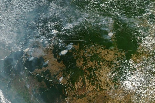 Loạt ảnh gây sốc về rừng Amazon bùng cháy với tốc độ kỷ lục: Khói có thể nhìn thấy từ ngoài không gian, các thành phố bị bao phủ mù mịt như tận thế - Ảnh 1.