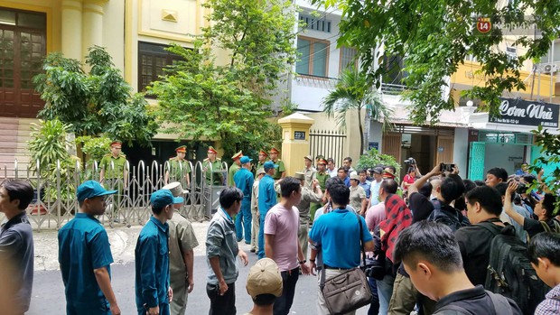 Ông Nguyễn Hữu Linh thất thần, ngồi sụp xuống ghế sau khi bị tuyên án 18 tháng tù - Ảnh 5. Ông Nguyễn Hữu Linh thất thần, ngồi sụp xuống ghế sau khi bị tuyên án 18 tháng tù - Ảnh 5.