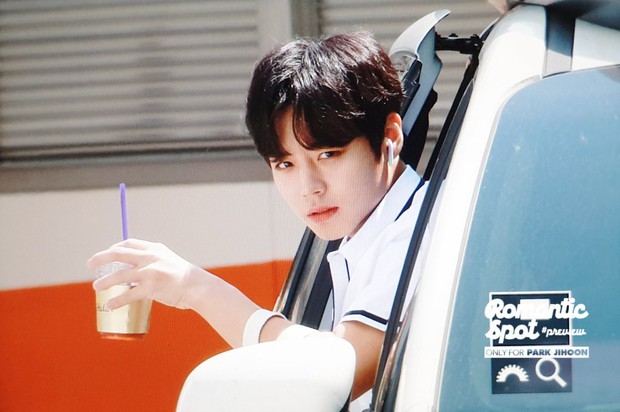 Hàng nghìn người phát cuồng trước visual như tiên tử của nam sinh cực phẩm, hoá ra là thánh tạo trend quốc dân - Ảnh 6. Hàng nghìn người phát cuồng trước visual như tiên tử của nam sinh cực phẩm, hoá ra là thánh tạo trend quốc dân - Ảnh 6.