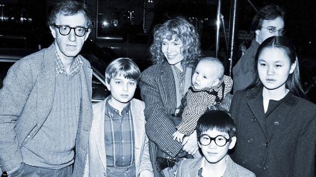 3 mối tình gây sốc nhất lịch sử showbiz thế giới: Người cưới con gái nuôi kém 38 tuổi, kẻ bỏ nhau sau 72 ngày kết hôn - Ảnh 2. 3 mối tình gây sốc nhất lịch sử showbiz thế giới: Người cưới con gái nuôi kém 38 tuổi, kẻ bỏ nhau sau 72 ngày kết hôn - Ảnh 2.