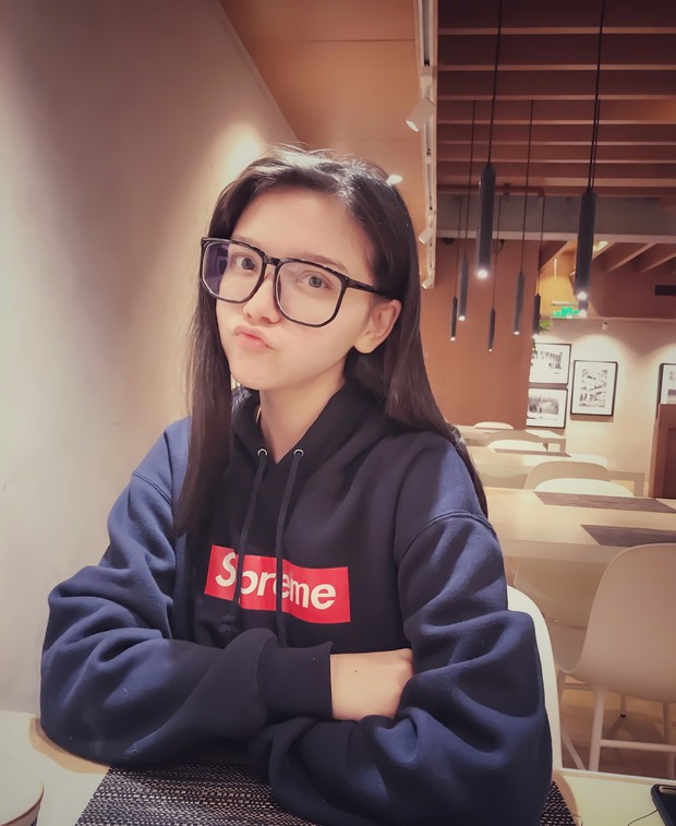 Em họ Địch Lệ Nhiệt Ba gây tranh cãi khi tham gia cuộc thi Hoa khôi: Nhan sắc một trời một vực với bà chị nổi tiếng? - Ảnh 5. Em họ Địch Lệ Nhiệt Ba gây tranh cãi khi tham gia cuộc thi Hoa khôi: Nhan sắc một trời một vực với bà chị nổi tiếng? - Ảnh 5.