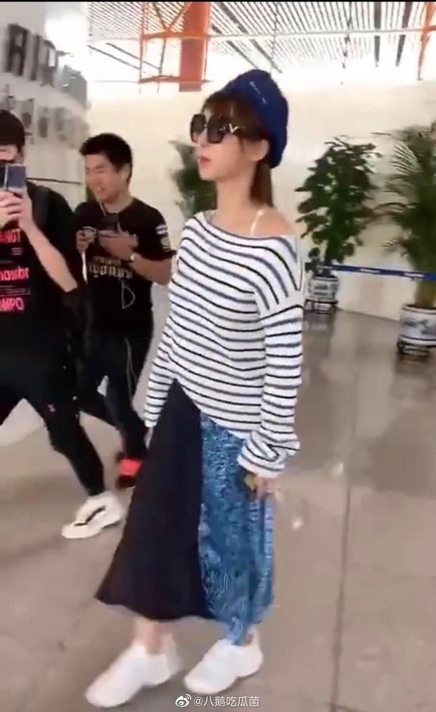 Ảnh sân bay không photoshop của Dương Tử bị chê thảm hoạ tơi tả, netizen: Thẩm Nguyệt còn khá khẩm hơn nhiều - Ảnh 2. Ảnh sân bay không photoshop của Dương Tử bị chê thảm hoạ tơi tả, netizen: Thẩm Nguyệt còn khá khẩm hơn nhiều - Ảnh 2.