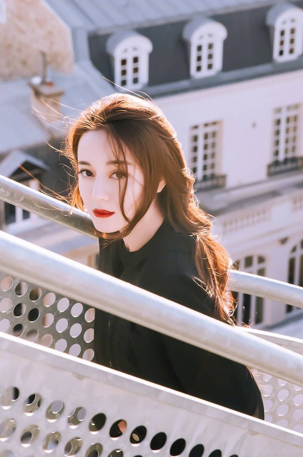 Em họ Địch Lệ Nhiệt Ba gây tranh cãi khi tham gia cuộc thi Hoa khôi: Nhan sắc một trời một vực với bà chị nổi tiếng? - Ảnh 9. Em họ Địch Lệ Nhiệt Ba gây tranh cãi khi tham gia cuộc thi Hoa khôi: Nhan sắc một trời một vực với bà chị nổi tiếng? - Ảnh 9.