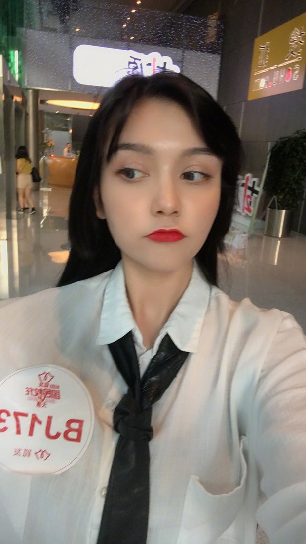 Em họ Địch Lệ Nhiệt Ba gây tranh cãi khi tham gia cuộc thi Hoa khôi: Nhan sắc một trời một vực với bà chị nổi tiếng? - Ảnh 6. Em họ Địch Lệ Nhiệt Ba gây tranh cãi khi tham gia cuộc thi Hoa khôi: Nhan sắc một trời một vực với bà chị nổi tiếng? - Ảnh 6.
