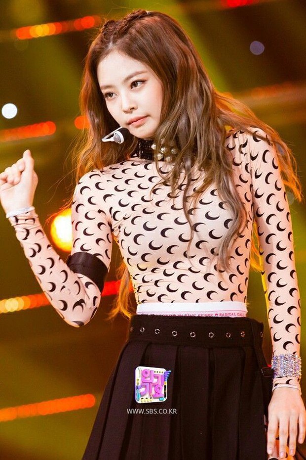 Vừa dính nghi án đạo nhái Kill This Love, tân binh EVERGLOW giờ lại bị tố học theo cả trang phục biểu diễn của BLACKPINK - Ảnh 7. Vừa dính nghi án đạo nhái Kill This Love, tân binh EVERGLOW giờ lại bị tố học theo cả trang phục biểu diễn của BLACKPINK - Ảnh 7.