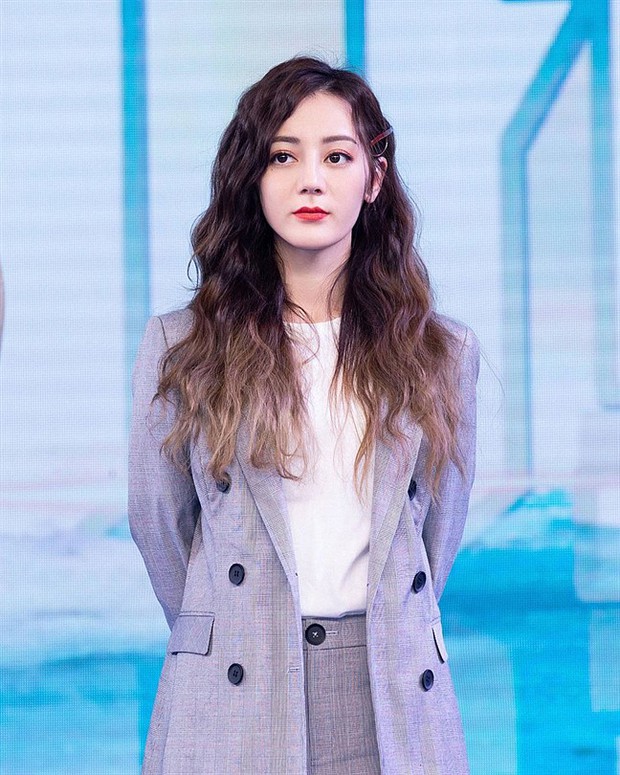 Em họ Địch Lệ Nhiệt Ba gây tranh cãi khi tham gia cuộc thi Hoa khôi: Nhan sắc một trời một vực với bà chị nổi tiếng? - Ảnh 10. Em họ Địch Lệ Nhiệt Ba gây tranh cãi khi tham gia cuộc thi Hoa khôi: Nhan sắc một trời một vực với bà chị nổi tiếng? - Ảnh 10.