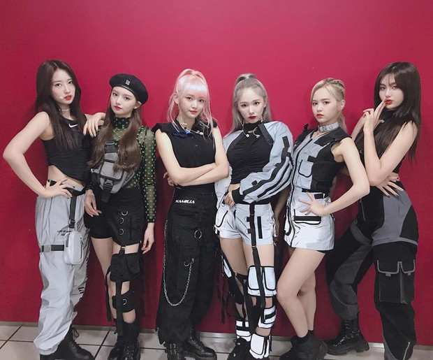 Vừa dính nghi án đạo nhái Kill This Love, tân binh EVERGLOW giờ lại bị tố học theo cả trang phục biểu diễn của BLACKPINK - Ảnh 4. Vừa dính nghi án đạo nhái Kill This Love, tân binh EVERGLOW giờ lại bị tố học theo cả trang phục biểu diễn của BLACKPINK - Ảnh 4.