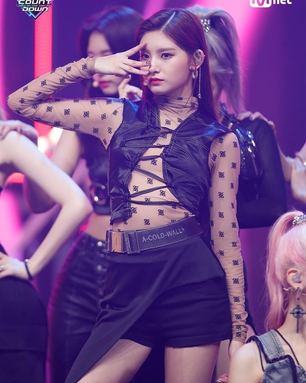 Vừa dính nghi án đạo nhái Kill This Love, tân binh EVERGLOW giờ lại bị tố học theo cả trang phục biểu diễn của BLACKPINK - Ảnh 6. Vừa dính nghi án đạo nhái Kill This Love, tân binh EVERGLOW giờ lại bị tố học theo cả trang phục biểu diễn của BLACKPINK - Ảnh 6.